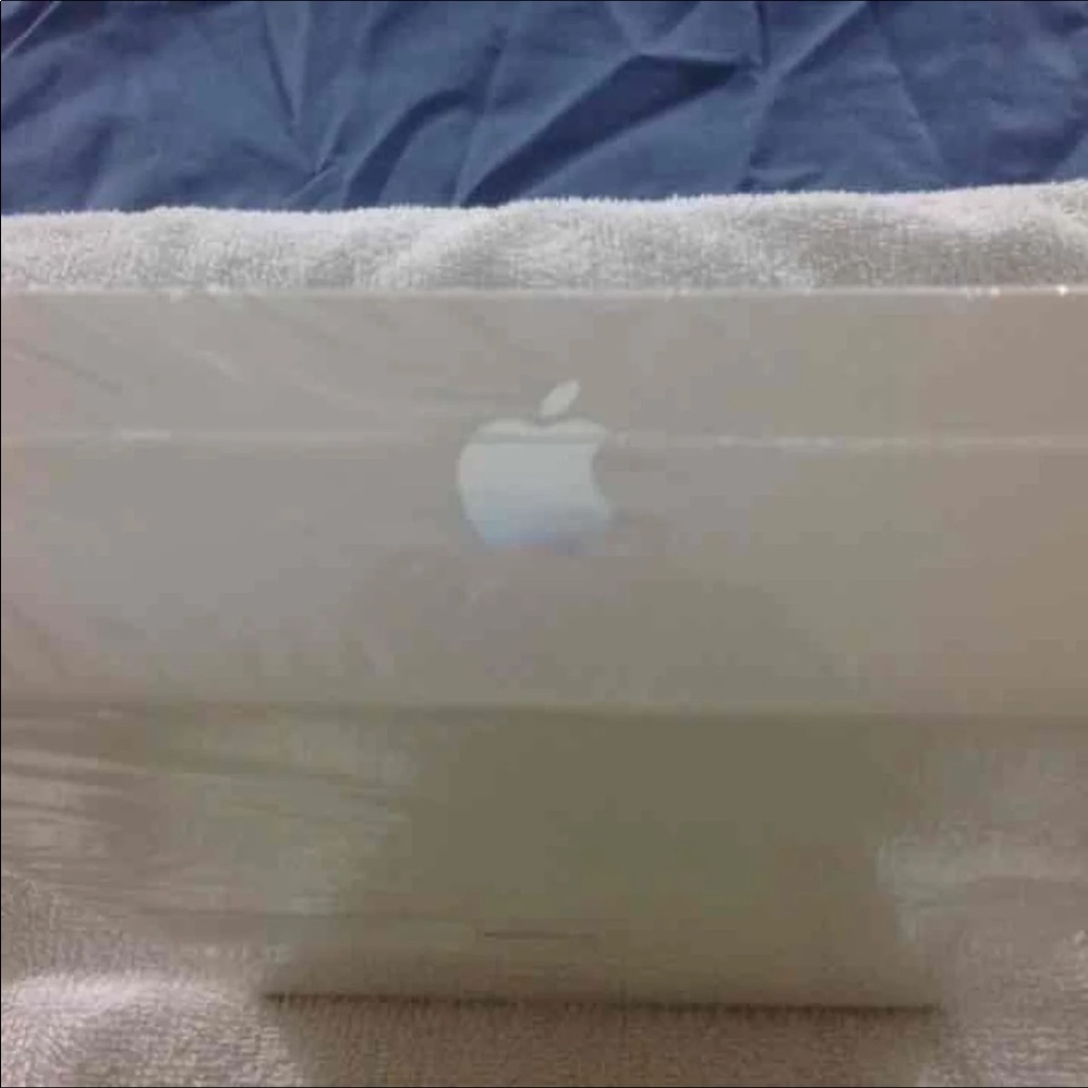 Apple 1st Gen iPad Mini 16GB Wi-Fi White & Silver - Picture 3 of 4